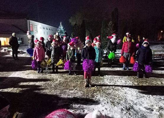 Dzieci tańczą na placu przed szkołą