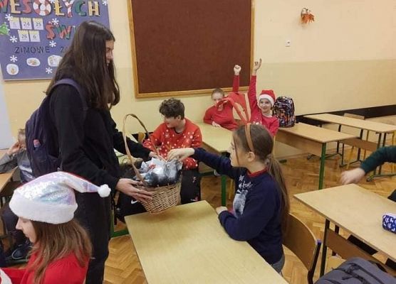 Wolontariuszka rozdaje drobne upominki