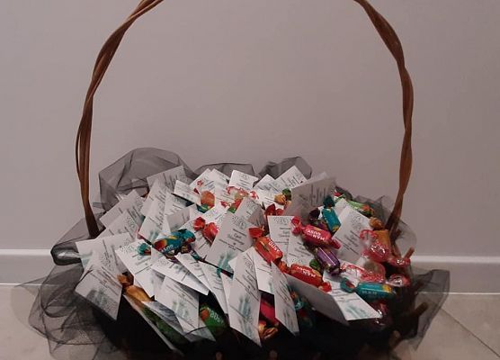 Kosz pełen upominków dla wolontariuszy
