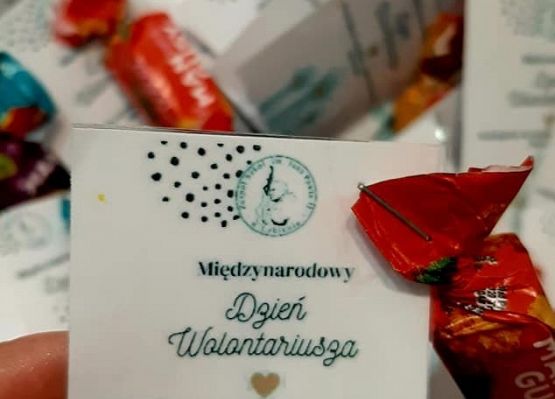 Słodkie upominki dla wolontariuszy z karteczkami z życzeniami