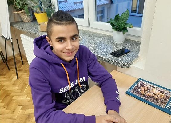 Uczeń siedzi w ławce