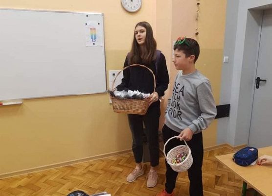 Uczniowie stoją z koszykami