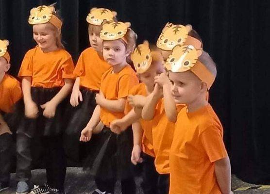 Grupa przedszkolaków przebrana za tygryski