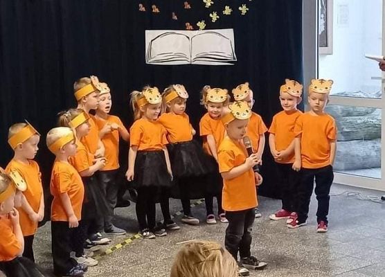 Dzieci przebrane za tygryski występują podczas pasowania