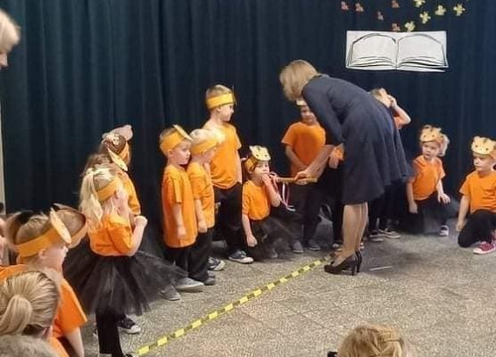 Dzieci przebrane za tygryski występują podczas pasowania