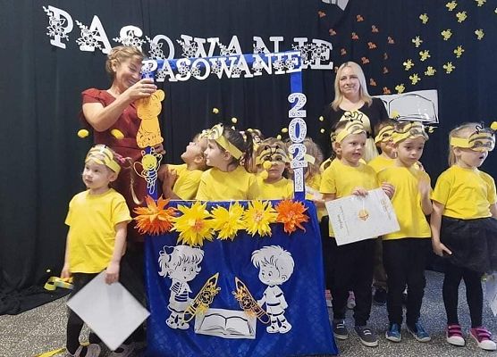 Zdjęcie grupowe przedszkolaków z paniami