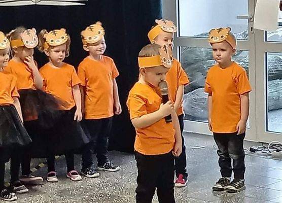 Występ przedszkolaków z grupy Tygryski