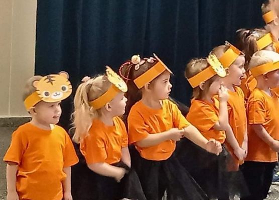 Występ przedszkolaków z grupy Tygryski