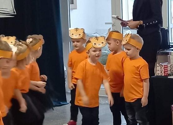 Występ przedszkolaków z grupy Tygryski