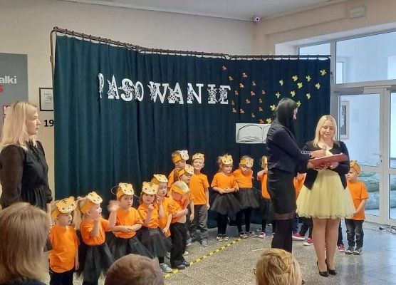 Panie nauczycielki rozpoczynają uroczystość