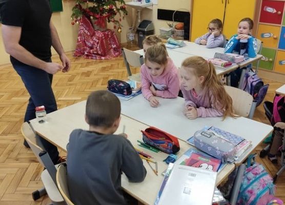 Dzieci oglądają grzyby