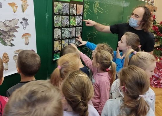 Dzieci oglądają plakat z grzybami