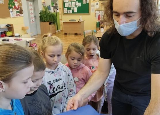 Dzieci oglądają grzyby