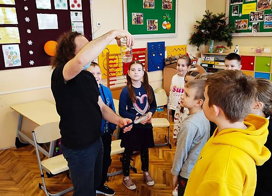 Nauczyciel pokazuje dzieciom pająka.