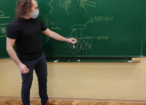 Pan demonstruje budowę grzyba