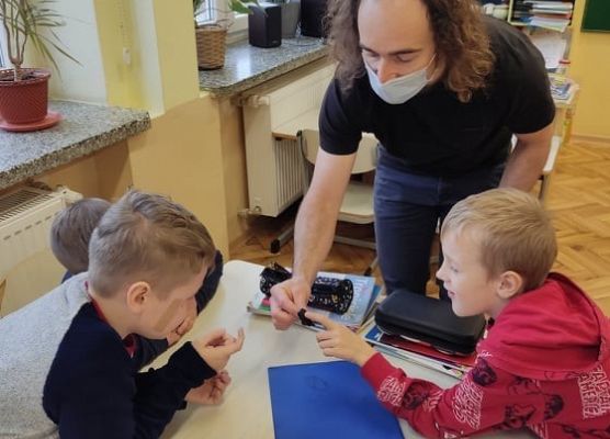 Pan pokazuje dzieciom grzybnię