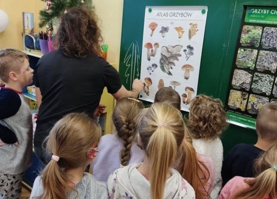 Pan pokazuje dzieciom maślaka.