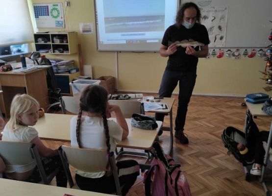 Pan pokazuje model ryby