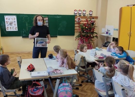 Pan prezentuje planszę z grzybami