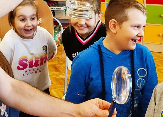 Uczeń zapoznaje dzieci z jednym z wielu gatunków pająków