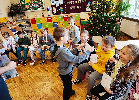 Uczeń zapoznaje dzieci z jednym z wielu gatunków pająków