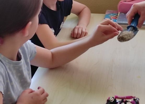 Uczennica dotyka piasek