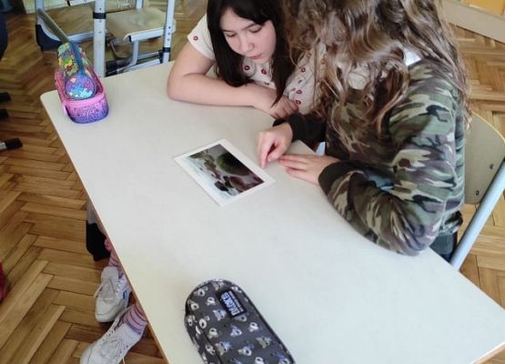 Uczennice oglądają prezentację