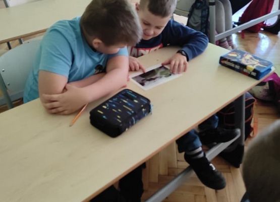 Uczniowie oglądają zdjęcia krajobrazów