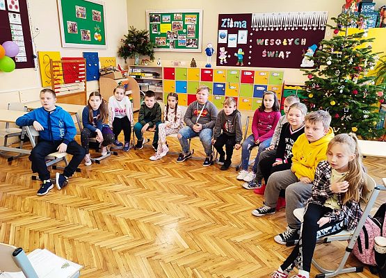 Uczniowie oglądają prezentację o pająkach