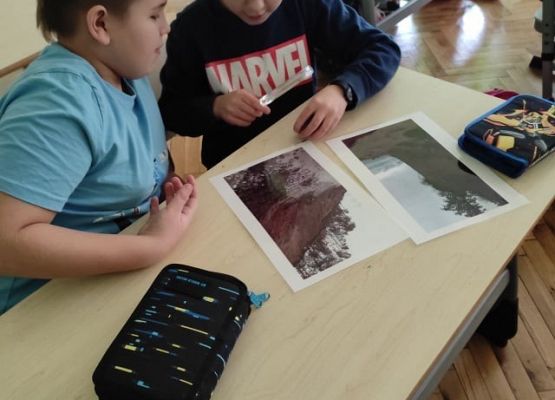 Uczniowie oglądają zdjęcia krajobrazów