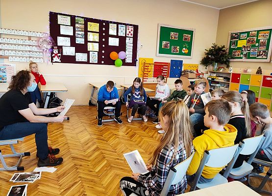 Uczniowie przeglądają zdjęcia pająków.