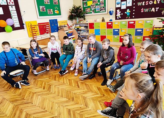 Uczeń prezentujący pająka w słoiku.