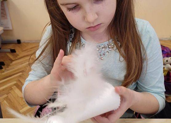 Uczennica ozdabia aniołka