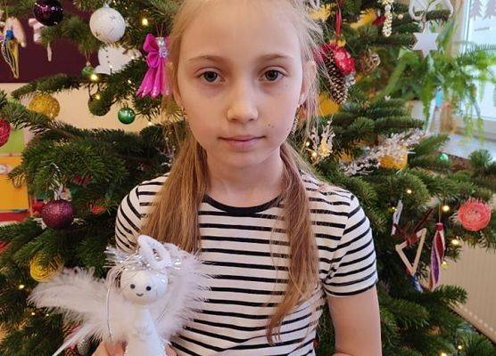 Uczennica prezentuje aniołka