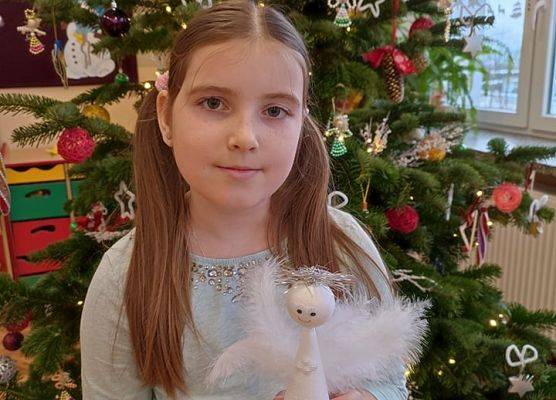 Uczennica prezentuje aniołka