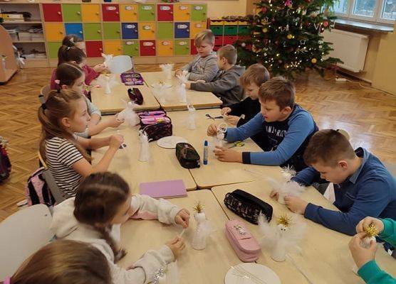 Uczniowie wykonują aniołki