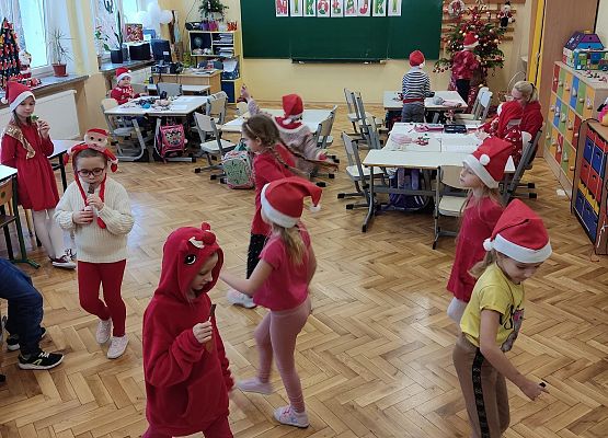 Dzieci podczas zabawy ruchowej