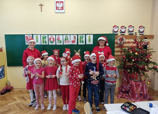 Grupa uczniów i panie nauczycielki stoją na tle tablicy.