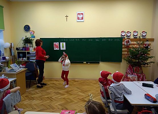 Dziecko odchodzi od tablicy