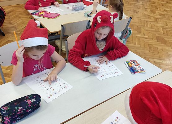 Dzieci pracują w grupach.