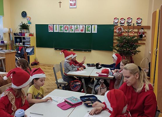 Dzieci pracują w grupach.