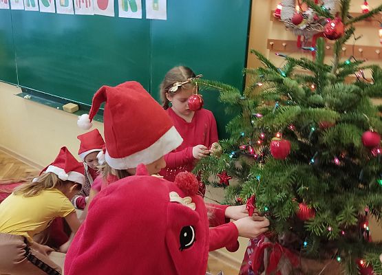 Uczniowie ubierają choinkę