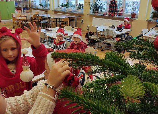 Uczniowie ubierają choinkę
