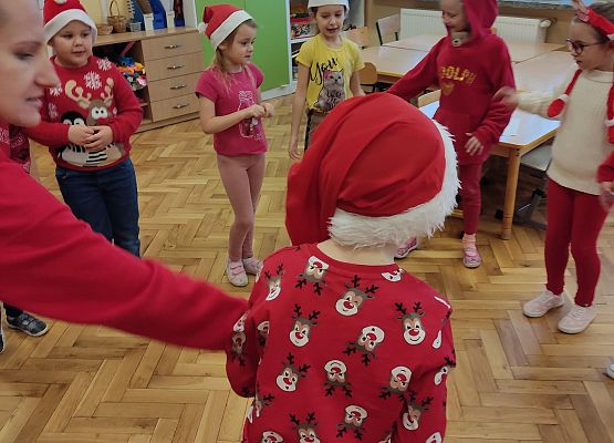 Dzieci stoją w kręgu podczas zabawy ruchowej