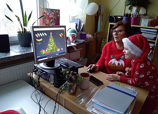 Nauczycielka z uczniem przy biurku