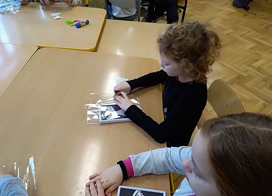 dzieci wykonują aniołki