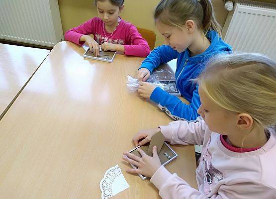 Dziewczynki składają ramki