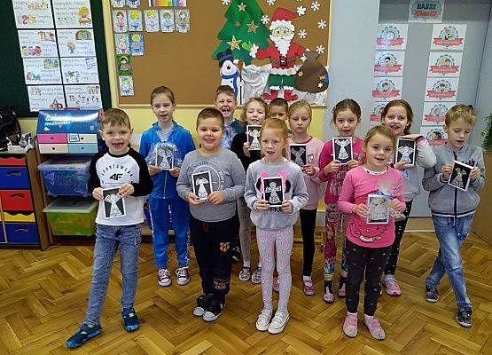 Dzieci prezentują swoje prace