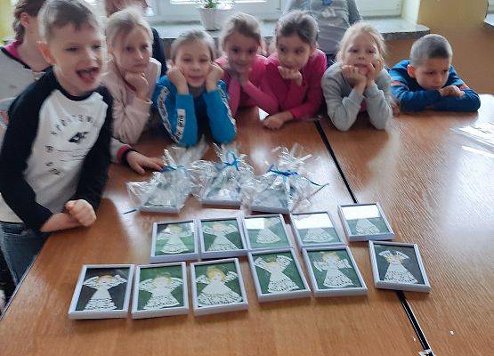 Dzieci prezentują swoje prace