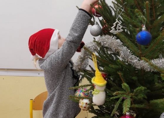 Dziecko ubiera choinkę